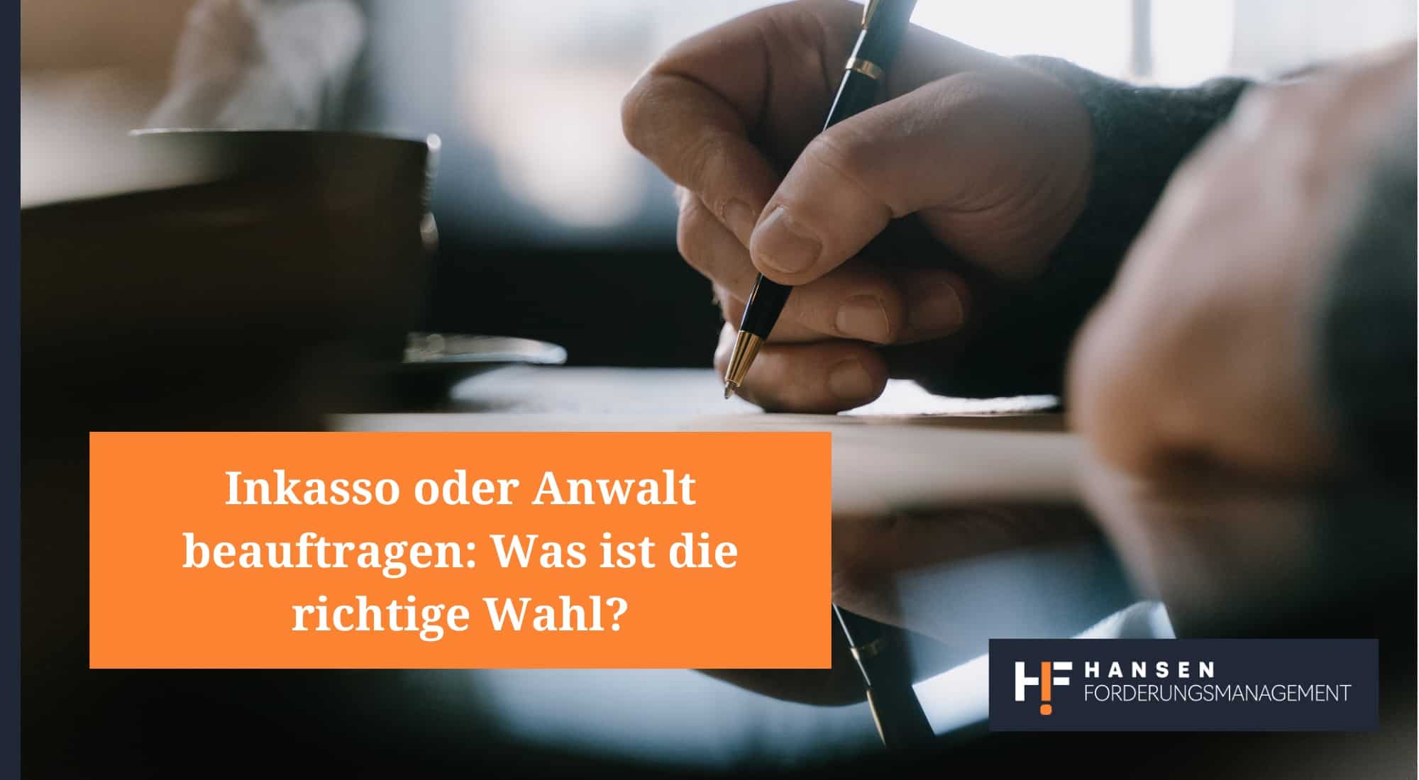 Hand mit Füller über einem Dokument. In einer Textbox steht: ‚Inkasso oder Anwalt: Was ist die bessere Wahl?